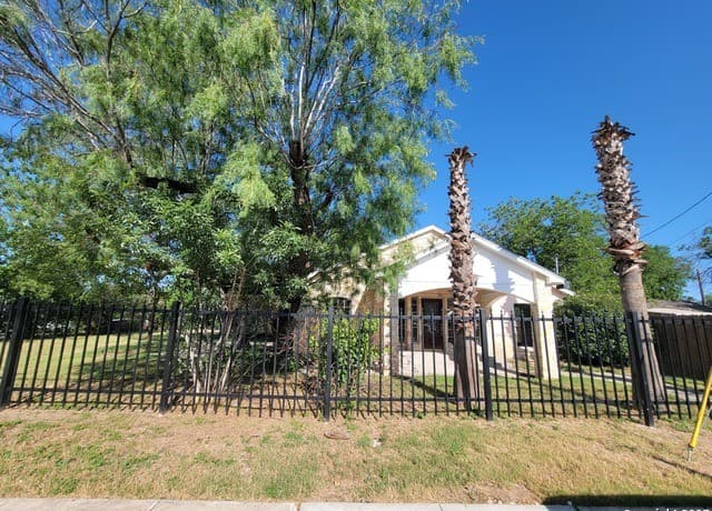 5-bedroom rental at 9235 Lasswell in San Antonio, TX — photo 2