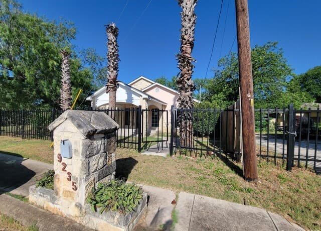 5-bedroom rental at 9235 Lasswell in San Antonio, TX — photo 3