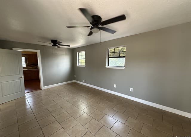 2-bedroom rental at 955 Steves in San Antonio, TX — photo 3