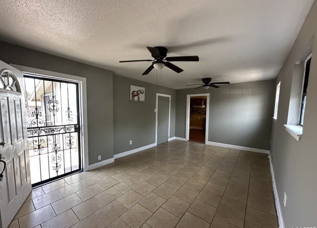 2-bedroom rental at 955 Steves in San Antonio, TX — photo 4