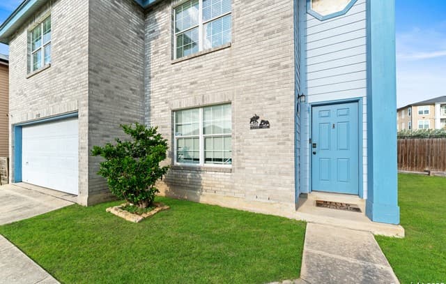3-bedroom rental at 5502 Burton Farm in San Antonio, TX — photo 2