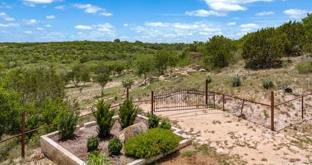 rental at 260 County Road 367 in Hondo, TX — photo 1