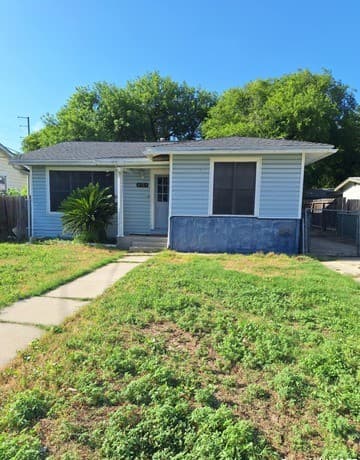 3-bedroom rental at 4767 Lark in San Antonio, TX — photo 3