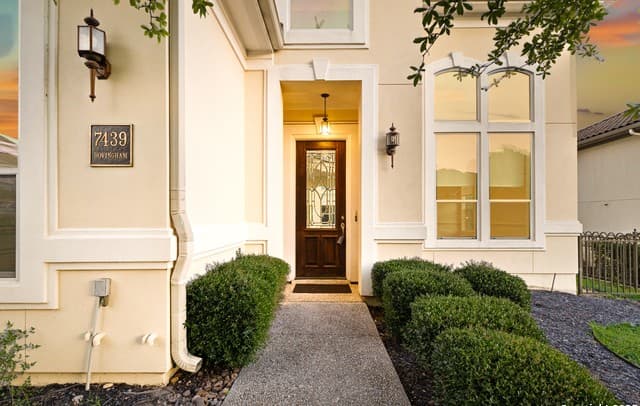 5-bedroom rental at 7439 Hovingham in San Antonio, TX — photo 4