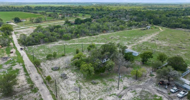 rental at TBD Mendoza LN in Floresville, TX — photo 4