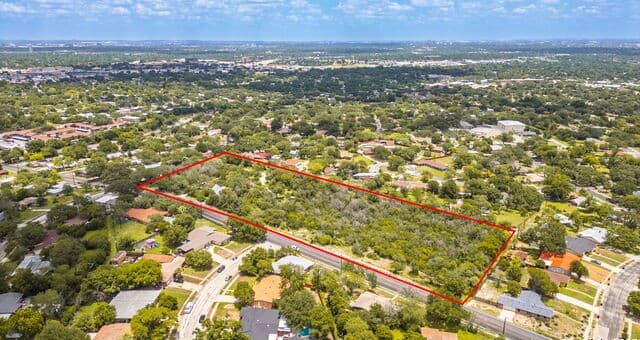 rental at 2422 Hillcrest Dr in San Antonio, TX — photo 3