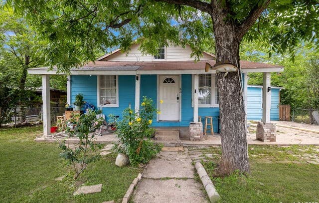 3-bedroom rental at 43 Leroux in San Antonio, TX — photo 1