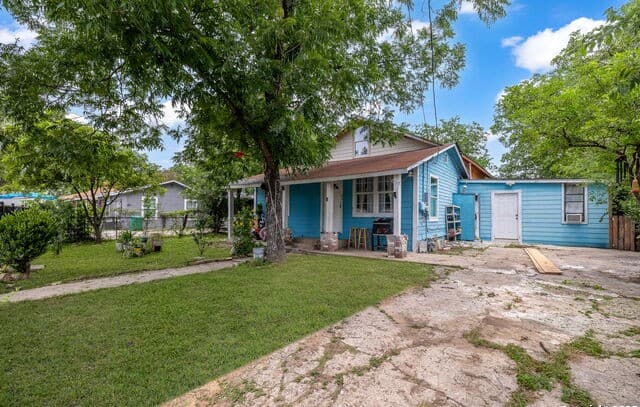 3-bedroom rental at 43 Leroux in San Antonio, TX — photo 2