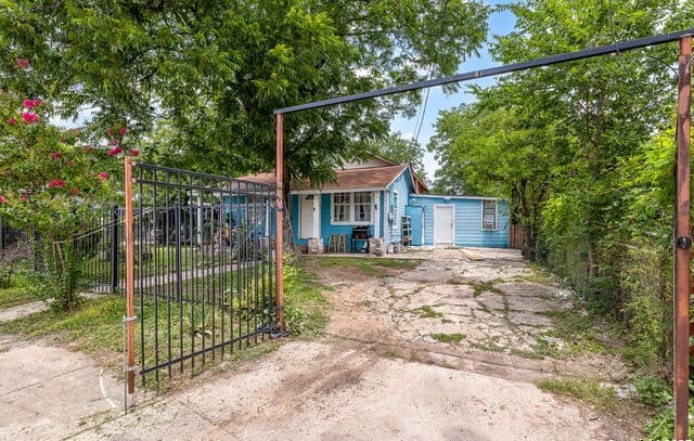 3-bedroom rental at 43 Leroux in San Antonio, TX — photo 3
