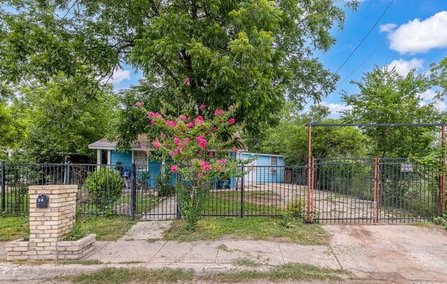 3-bedroom rental at 43 Leroux in San Antonio, TX — photo 4