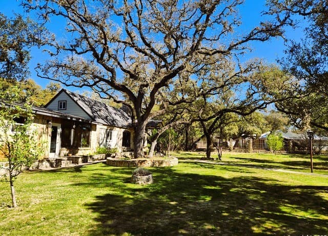 2-bedroom rental at 9810 Park Dr in Helotes, TX — photo 2
