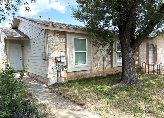 1-bedroom rental at 1215 Klondike in San Antonio, TX — photo 2
