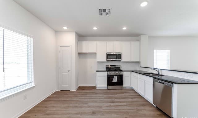 3-bedroom rental at 14716 Sycamore Crossing in San Antonio, TX — photo 5