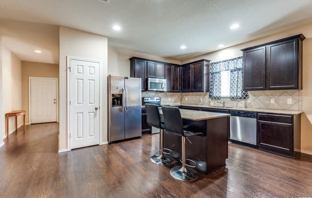 3-bedroom rental at 15923 Silver Rose in Selma, TX — photo 4