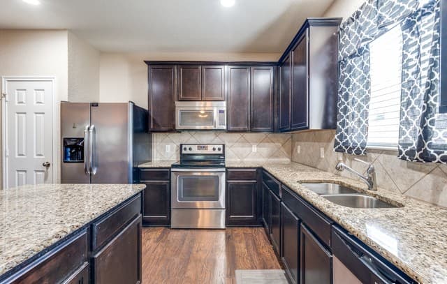 3-bedroom rental at 15923 Silver Rose in Selma, TX — photo 5