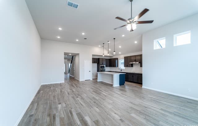 5-bedroom rental at 154 Ednie Ln in Mico, TX — photo 5