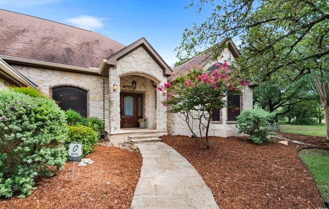 5-bedroom rental at 106 Oak Meadow Ln in Boerne, TX — photo 1
