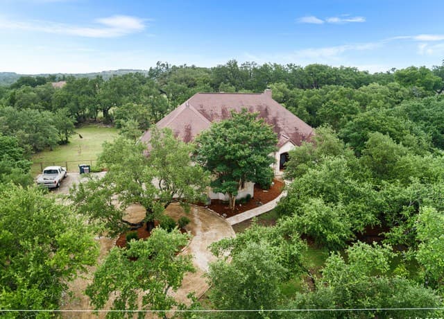 5-bedroom rental at 106 Oak Meadow Ln in Boerne, TX — photo 2