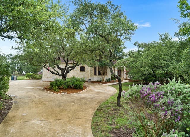 5-bedroom rental at 106 Oak Meadow Ln in Boerne, TX — photo 3