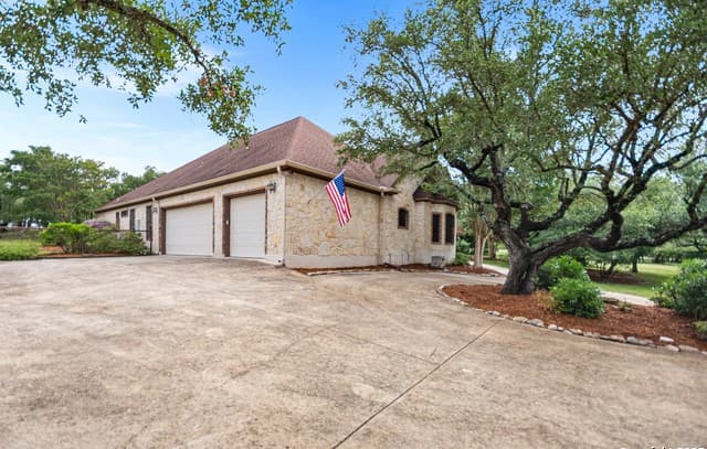 5-bedroom rental at 106 Oak Meadow Ln in Boerne, TX — photo 4