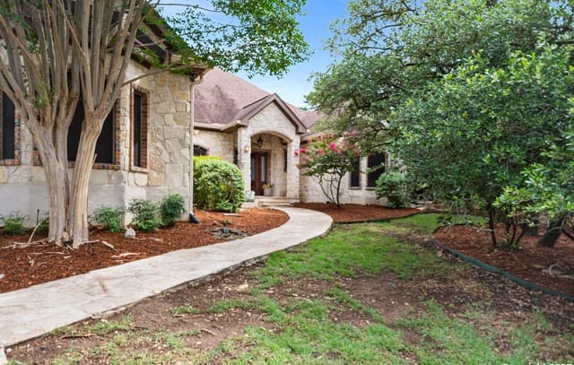 5-bedroom rental at 106 Oak Meadow Ln in Boerne, TX — photo 5