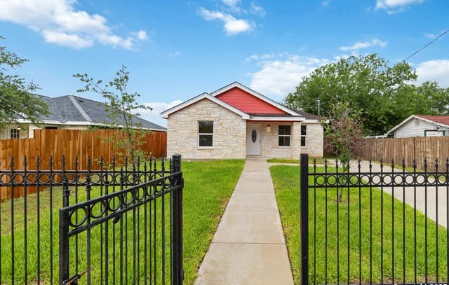 3-bedroom rental at 10302 Renova in San Antonio, TX — photo 2