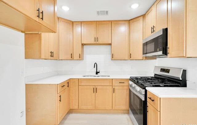 3-bedroom rental at 219 Mohawk in San Antonio, TX — photo 2