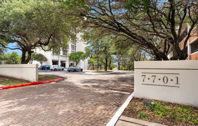 1-bedroom rental at 7701 Wurzbach Unit 907 in San Antonio, TX — photo 2