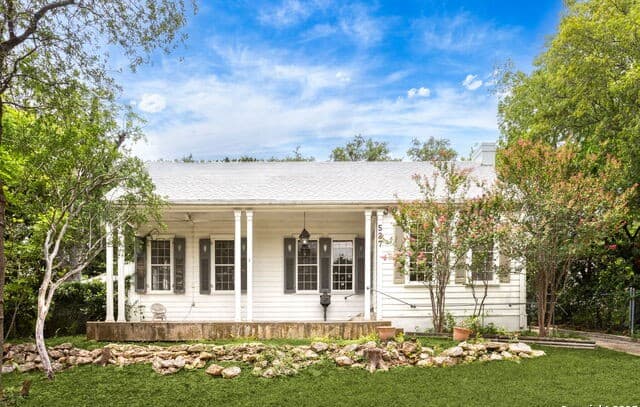 3-bedroom rental at 527 Kings Ct in San Antonio, TX — photo 1