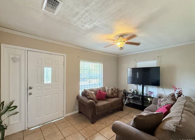 3-bedroom rental at 2434 Delgado in San Antonio, TX — photo 3