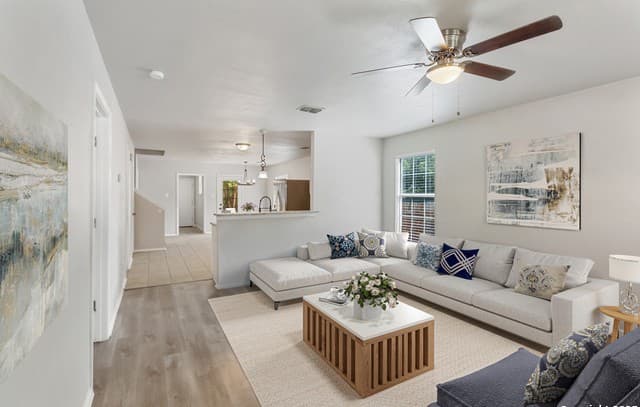 4-bedroom rental at 210 E Broadview in San Antonio, TX — photo 2