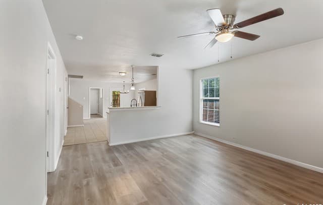 4-bedroom rental at 210 E Broadview in San Antonio, TX — photo 4
