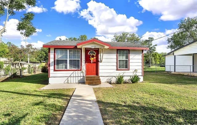 2-bedroom rental at 1205 Plum in Floresville, TX — photo 1