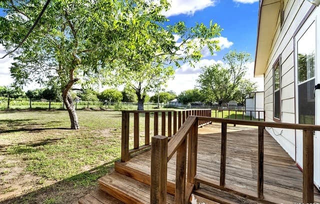 2-bedroom rental at 1205 Plum in Floresville, TX — photo 4