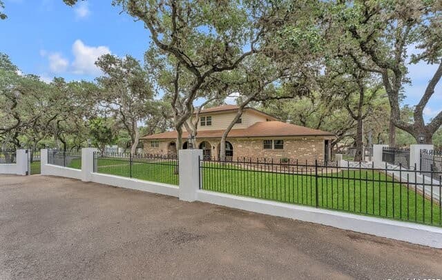 4-bedroom rental at 11650 Sunset Ranch in Helotes, TX — photo 3