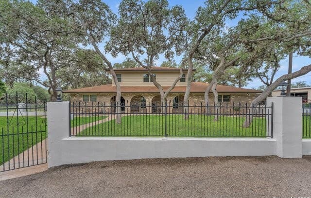 4-bedroom rental at 11650 Sunset Ranch in Helotes, TX — photo 5