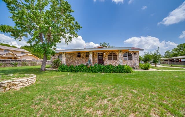 3-bedroom rental at 606 W Baetz Blvd in San Antonio, TX — photo 1