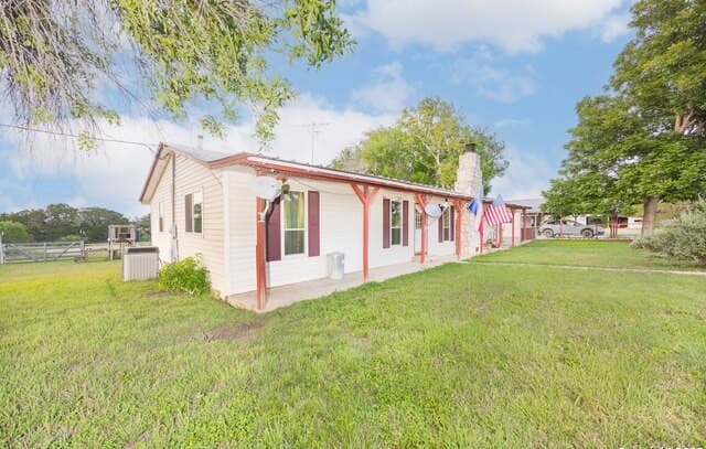 2-bedroom rental at 1628 County Road 357 in Utopia, TX — photo 2