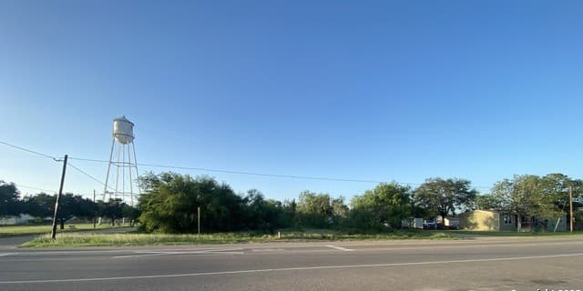 rental at 102 E Leona in Dilley, TX — photo 1