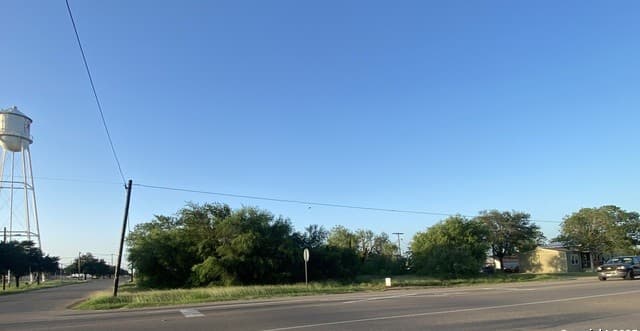 rental at 102 E Leona in Dilley, TX — photo 2