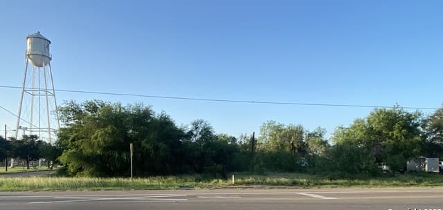 rental at 102 E Leona in Dilley, TX — photo 3