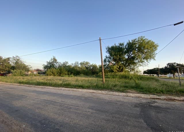 rental at 102 E Leona in Dilley, TX — photo 4