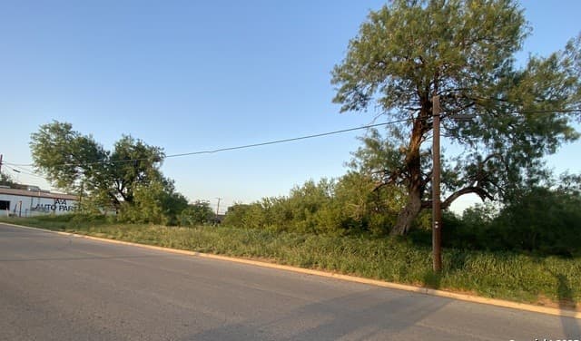 rental at 102 E Leona in Dilley, TX — photo 5