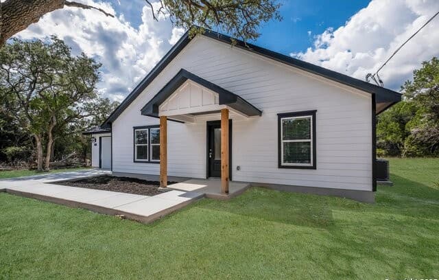 3-bedroom rental at 4366 Whartons Dock in Bandera, TX — photo 2