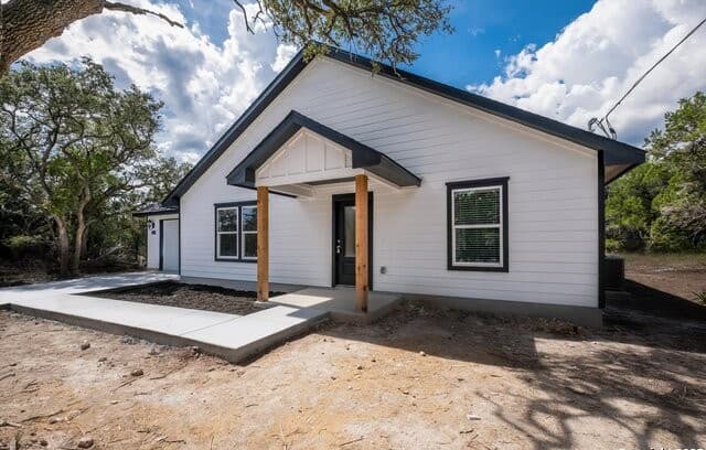 3-bedroom rental at 4366 Whartons Dock in Bandera, TX — photo 3