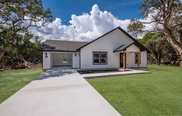 3-bedroom rental at 4366 Whartons Dock in Bandera, TX — photo 5