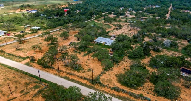 rental at 1062 County Road 122 Lot 4 in Floresville, TX — photo 2