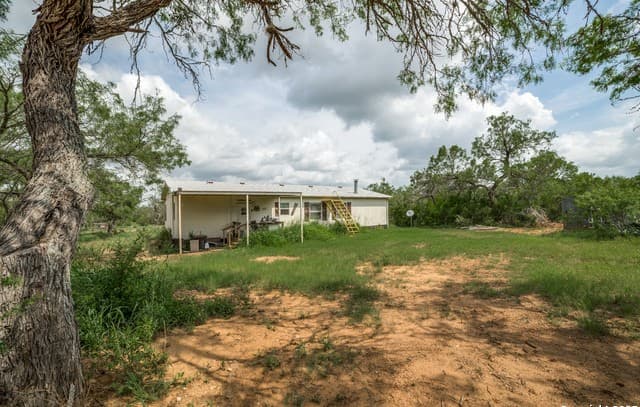 rental at 1062 County Road 122 Lot 4 in Floresville, TX — photo 3