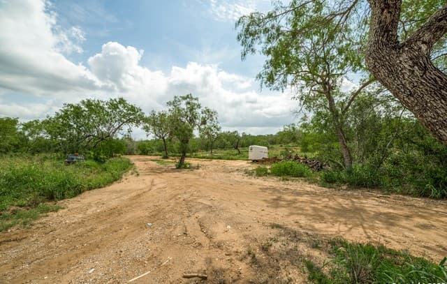 rental at 1062 County Road 122 Lot 3 in Floresville, TX — photo 2