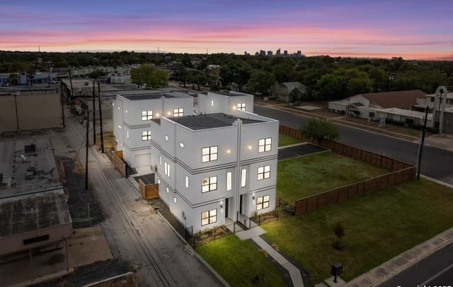 2-bedroom rental at 1735 W Gramercy Unit UNIT 302 in San Antonio, TX — photo 2